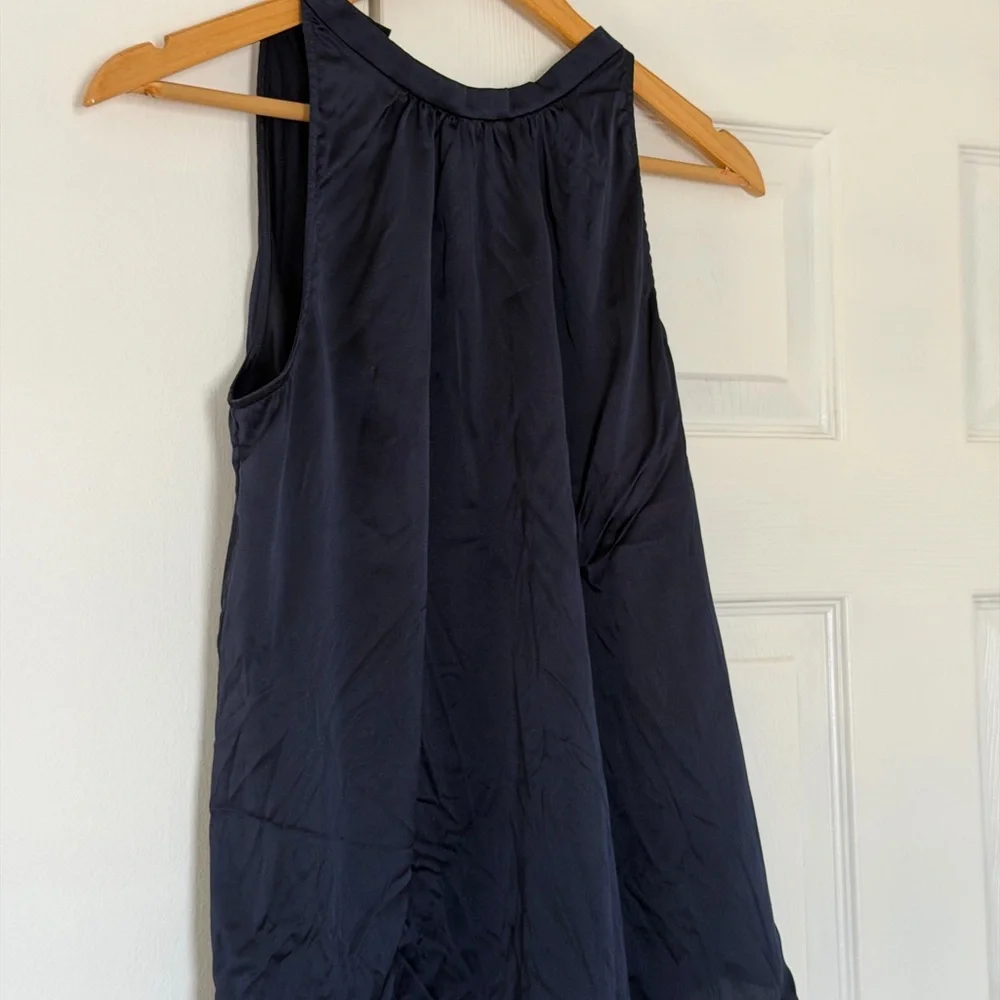 Sleeveless Navy Blue Women's Shell Top silk halter neck quince M NWOT - Picture 2 of 2